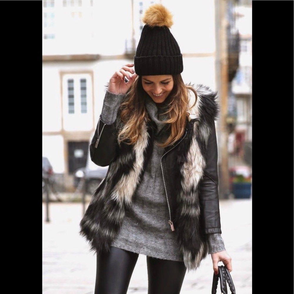 Black Knit Beanie w faux fur Pom Pom 🖤